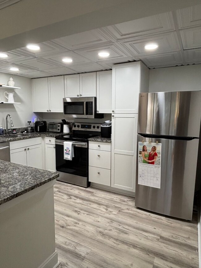 Building Photo - Spacious 3BR/2BA Condo Near UTK – Updated,...