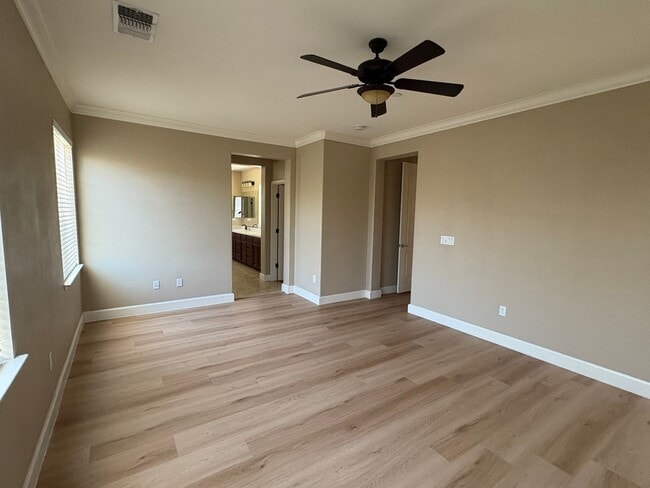 Building Photo - Large executive home close to Questa school!
