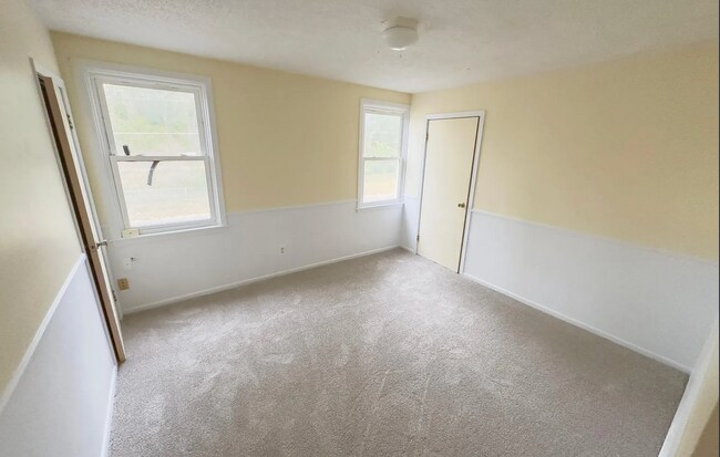 Building Photo - 1345 Arkwright St N