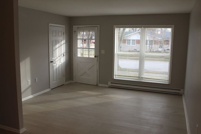 Building Photo - 3 Bedroom Ranch in Plainfield