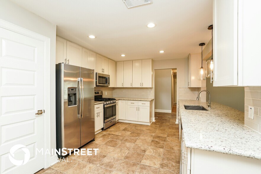 Building Photo - 15619 Fern Ridge Dr