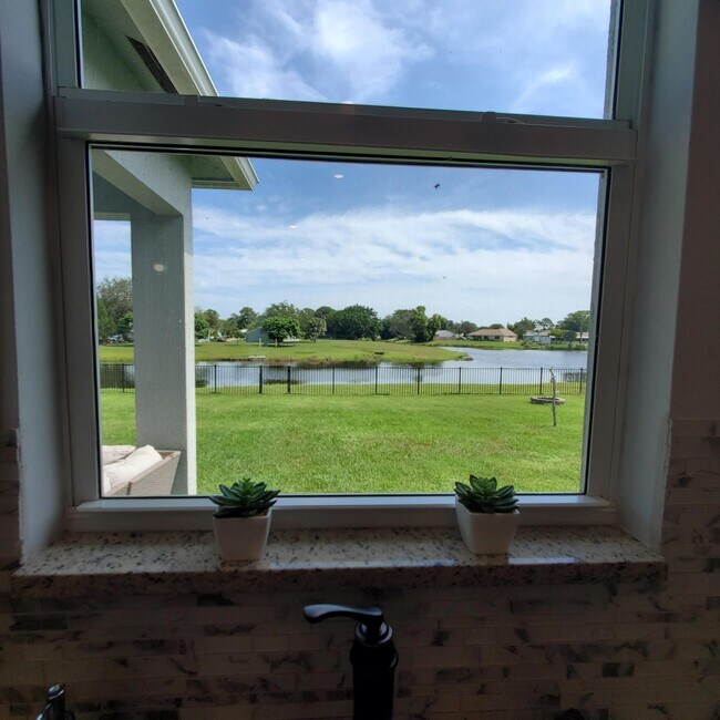 Building Photo - 2161 SE Sunflower St