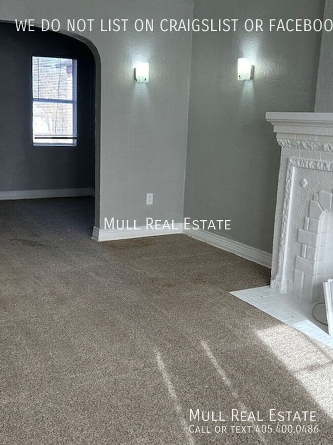 Building Photo - 825 NE 24th St