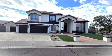 Building Photo - Stunning Resort style Home 5-bedroom Pool/Spa