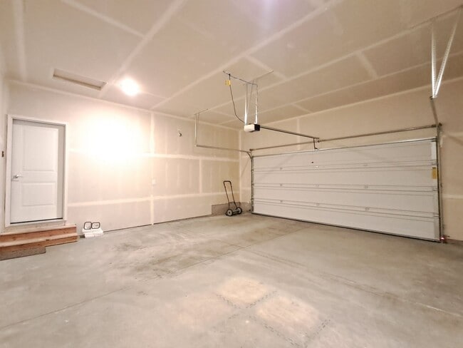 Building Photo - $2,700 - 3 Bed / 2 Bath Gorgeous Single Level Home with Beautiful Views