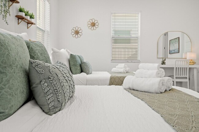 Building Photo - Gorgeous New Constriction House in Tampa - B