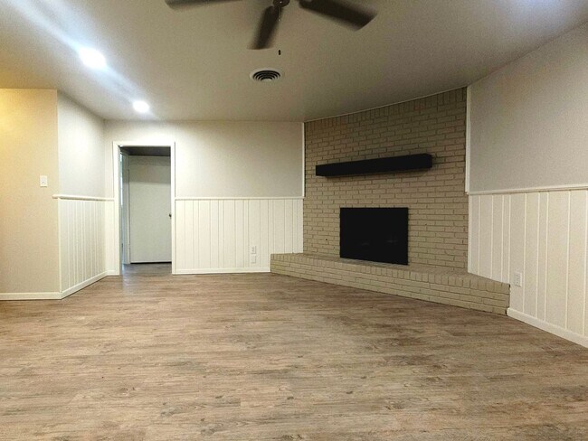 Building Photo - Beautiful 3 Bedroom Home With A Huge Bonus...