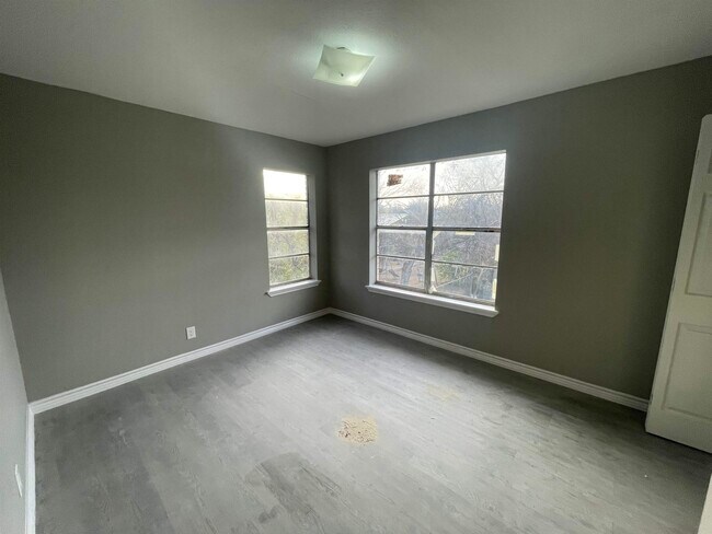 Building Photo - 705 Bustamante St