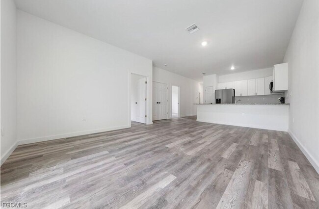 Building Photo - Charming 3BR Duplex in Lehigh Acres