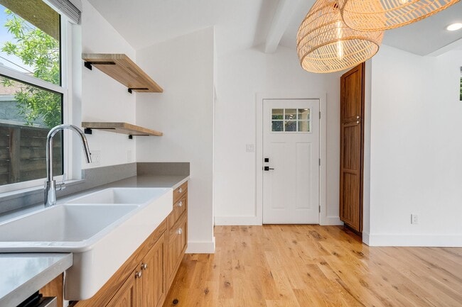 Building Photo - 2320 Alta St