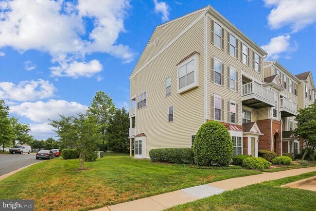 Building Photo - 46920 Courtyard Sq