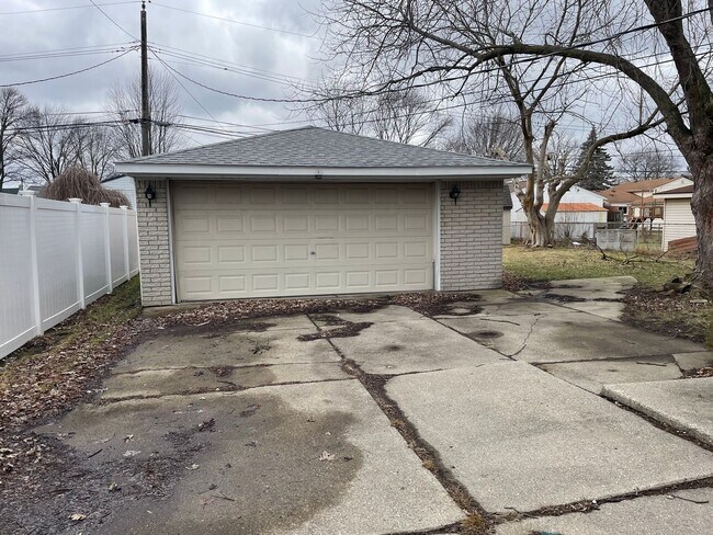 Building Photo - Fraser - 3 Bedroom Ranch with basement and garage.  Immediate Occupancy!