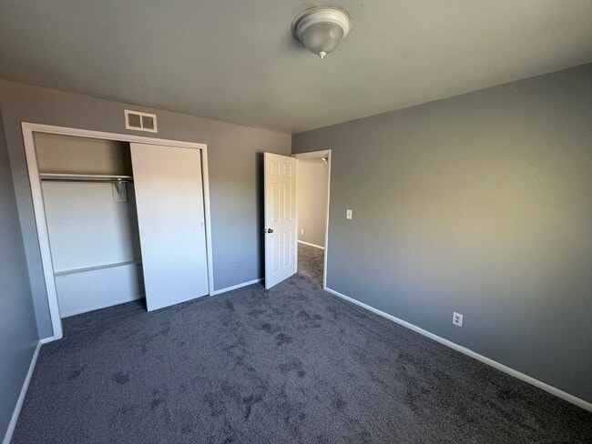 Building Photo - Warren Park 2 Bedroom Apartment with Balcony