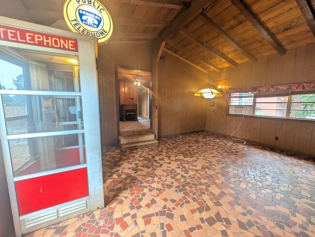 Building Photo - Charming Raindrop Hill Farmhouse on Gibson Lane - All Utilities Included
