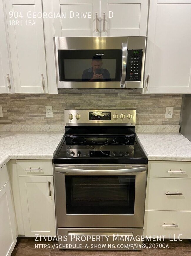 Building Photo - 904 Georgian Dr