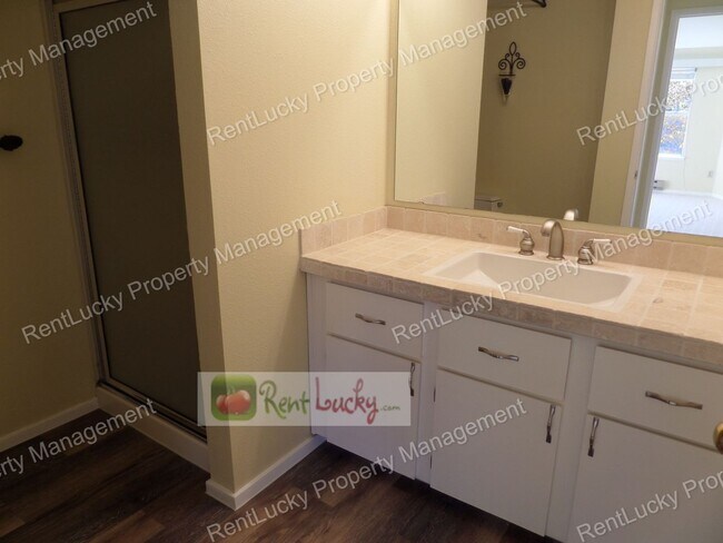 Building Photo - Gorgeous 2 Bedroom Condo with Secured Parking in Unbeatable Bellevue Location!!