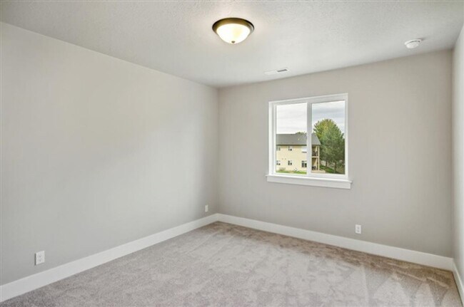 Building Photo - BRAND NEW HOME!!  4 Bedrooms, 3 Baths, Lar...