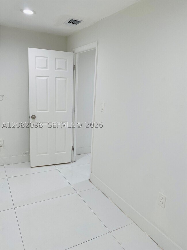 Building Photo - 3335 SW 26th St