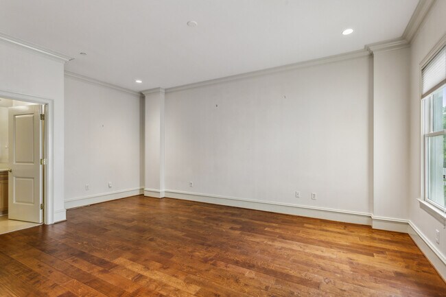 Building Photo - 2500 Peachtree Rd NW