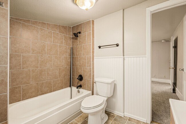 Building Photo - Single Family home, 2 Beds 1 Bath close to...