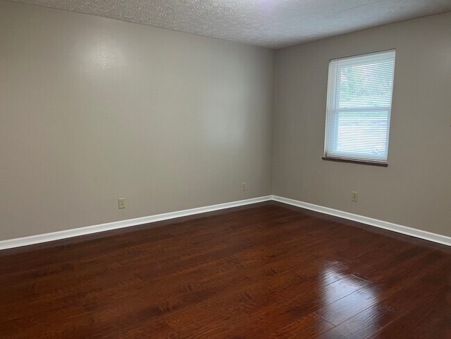 Building Photo - 480 E Red Bud Rd