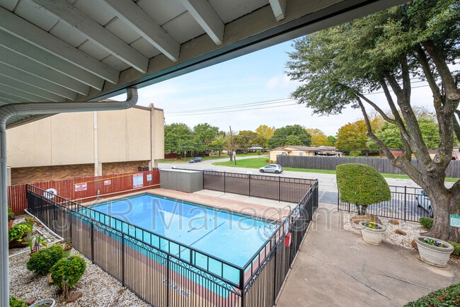 Building Photo - 7102 Glenview Dr