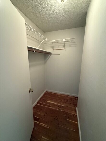 Building Photo - 618 Lakehaven Ter