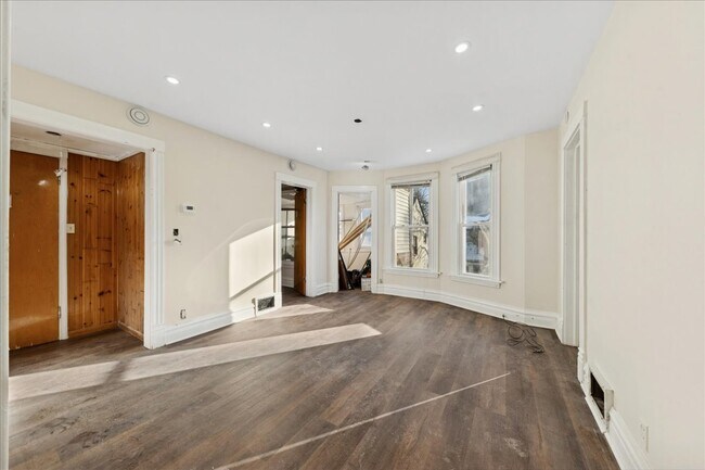 Building Photo - 2144 W Montrose Ave