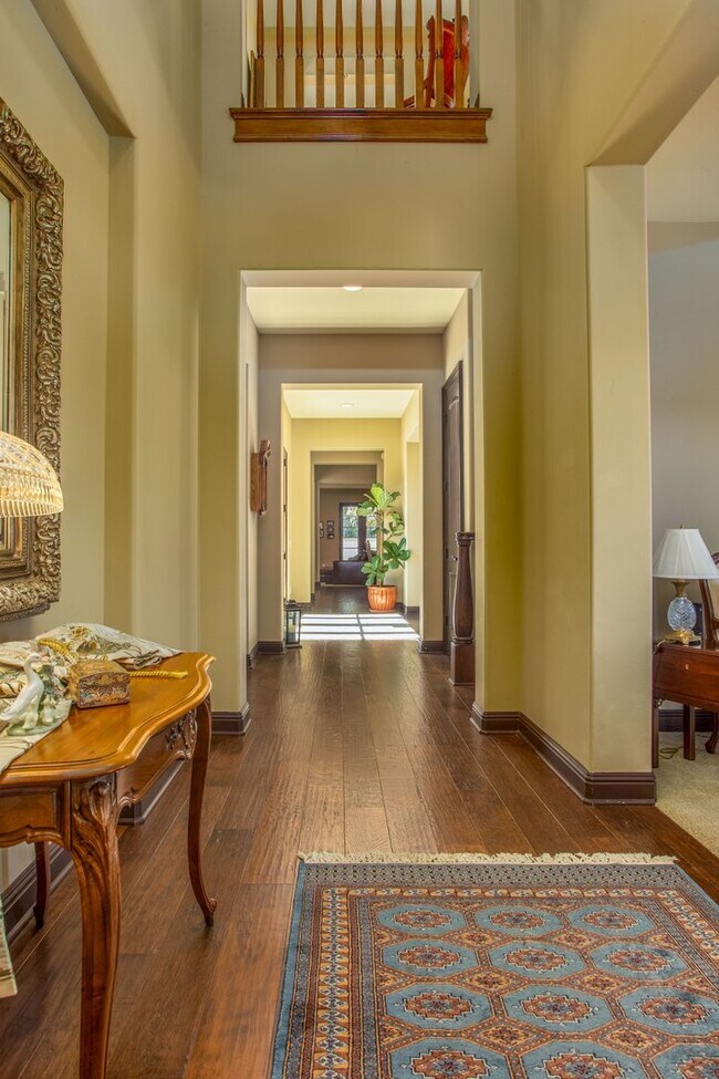 Building Photo - Large 5 bed / 5 bath Tuscan Style Home on ...