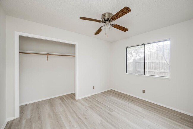 Building Photo - 1402 Meadgreen Cir