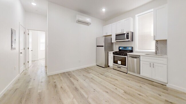 Building Photo - Modern & Renovated 1BD 1BA Apartment