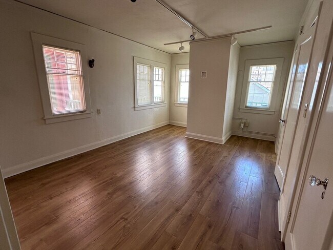 Building Photo - CM530L