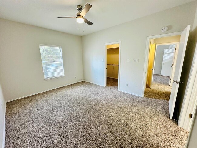 Building Photo - 4711 Spicewood Springs Rd