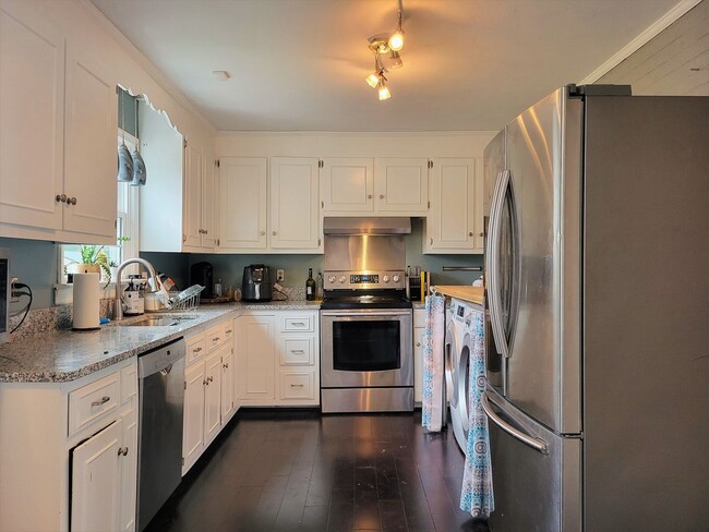 Building Photo - Remodeled 4 bedroom 2 full brick bath cape...