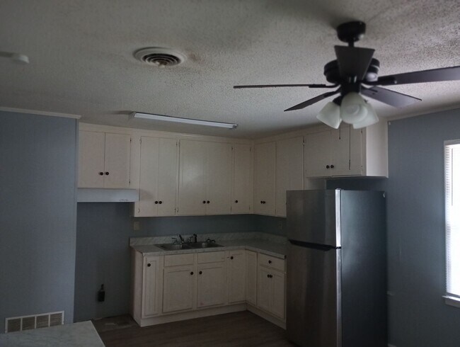 Building Photo - 224 Southlawn Dr