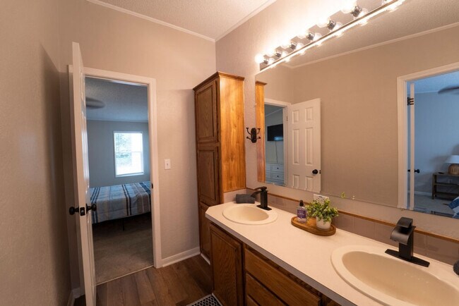 Building Photo - 2988 Lisa Dr