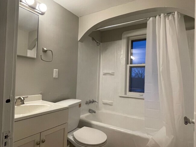 Building Photo - 1462 E 175th St