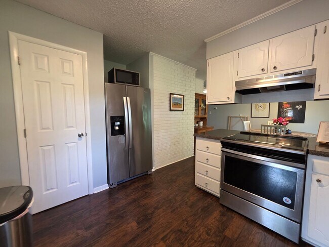 Building Photo - Sherwood Forest Gem | Spacious 3BR Home with Fenced Yard & Flex Room