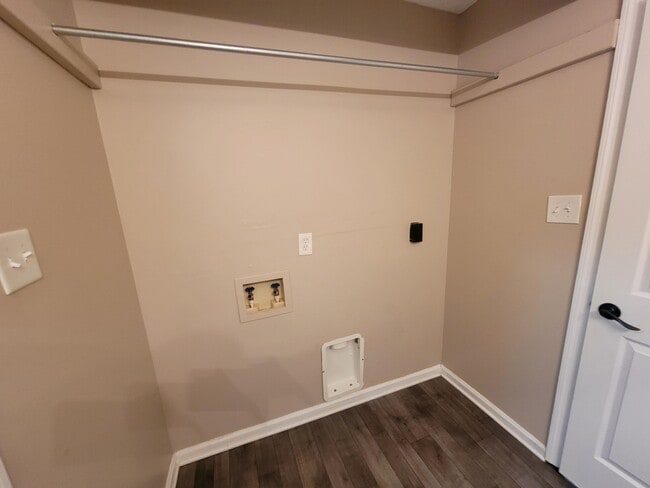 Building Photo - 2309 Creekview Dr
