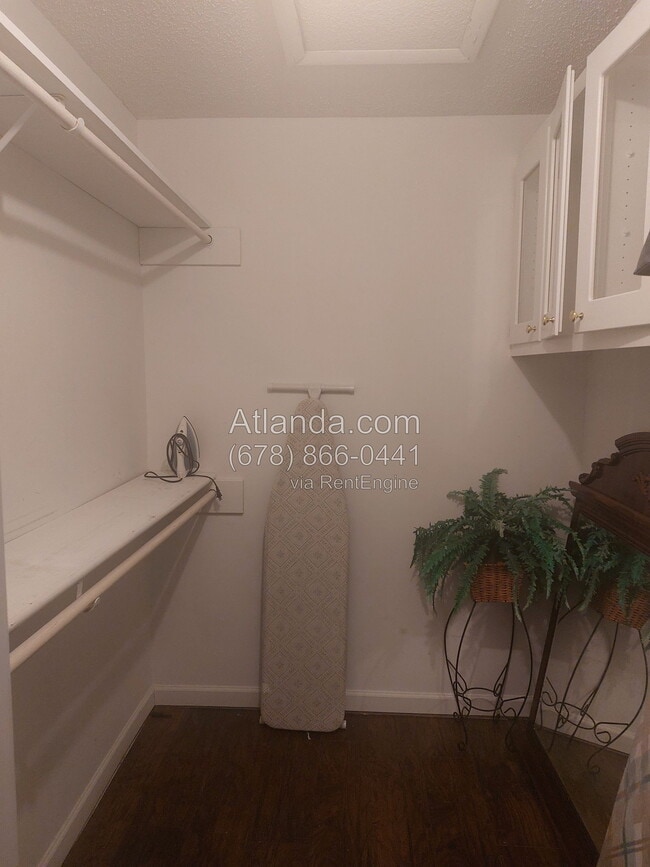 Building Photo - 3595 Woodbriar Cir