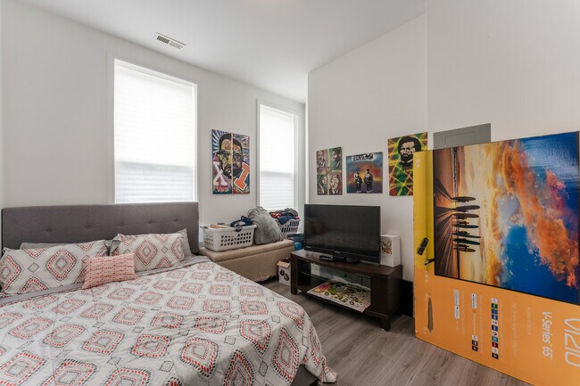 Building Photo - 2022 S Throop St