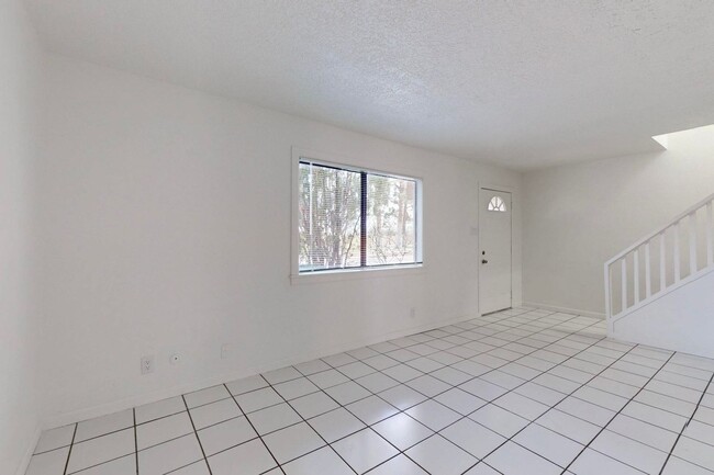 Building Photo - 3 Bedroom 1 1/2 Bath Townhouse in the hear...