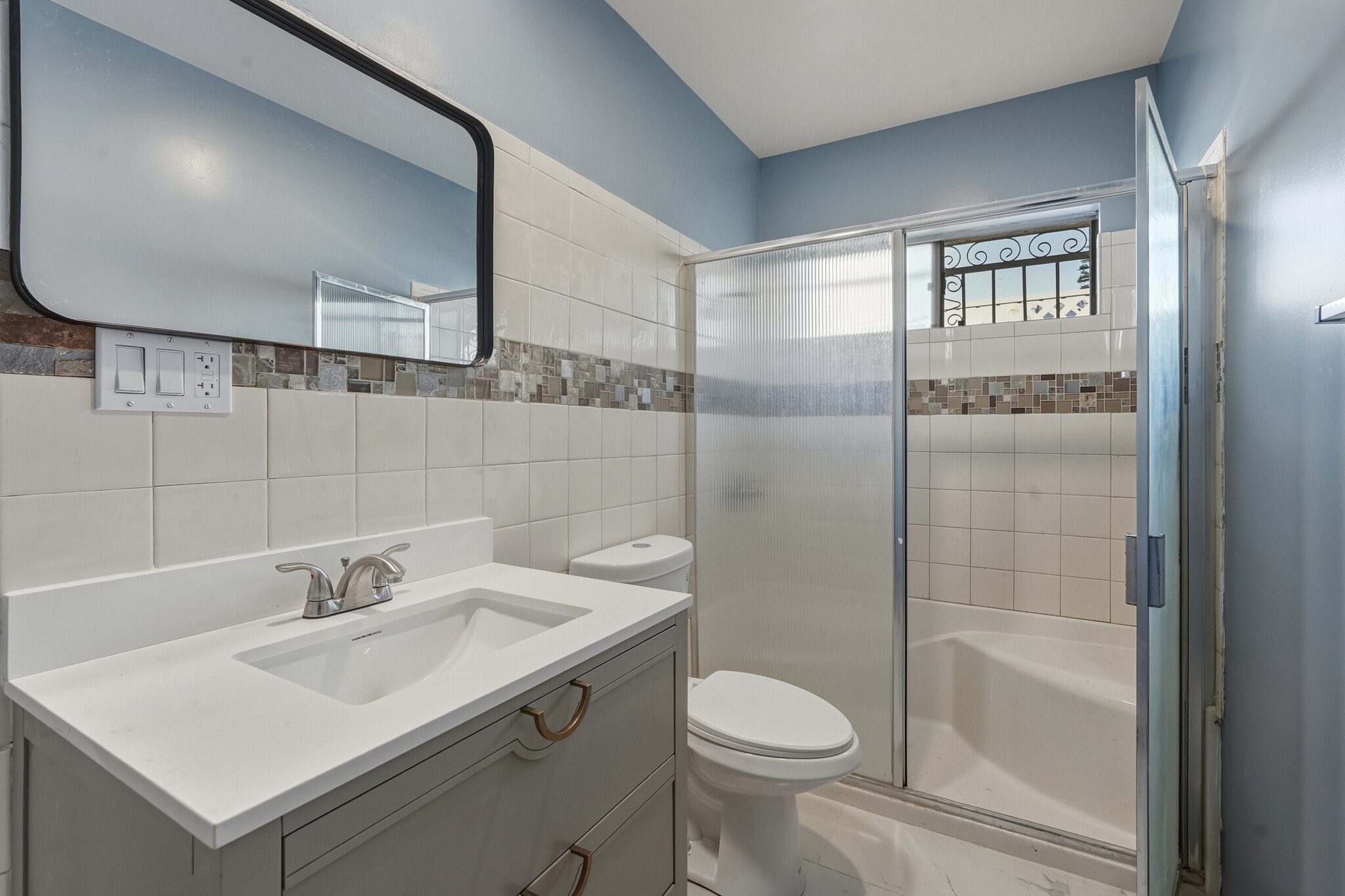 Building Photo - 1174 N Alexandria Ave