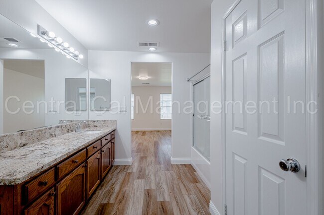 Building Photo - 4 Bedroom/2 Bath Home with an office and S...