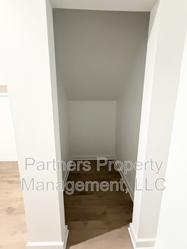 Building Photo - 509 S Neon Ave