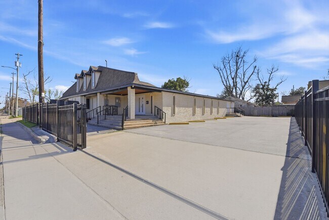 Building Photo - 3911 Fulton St