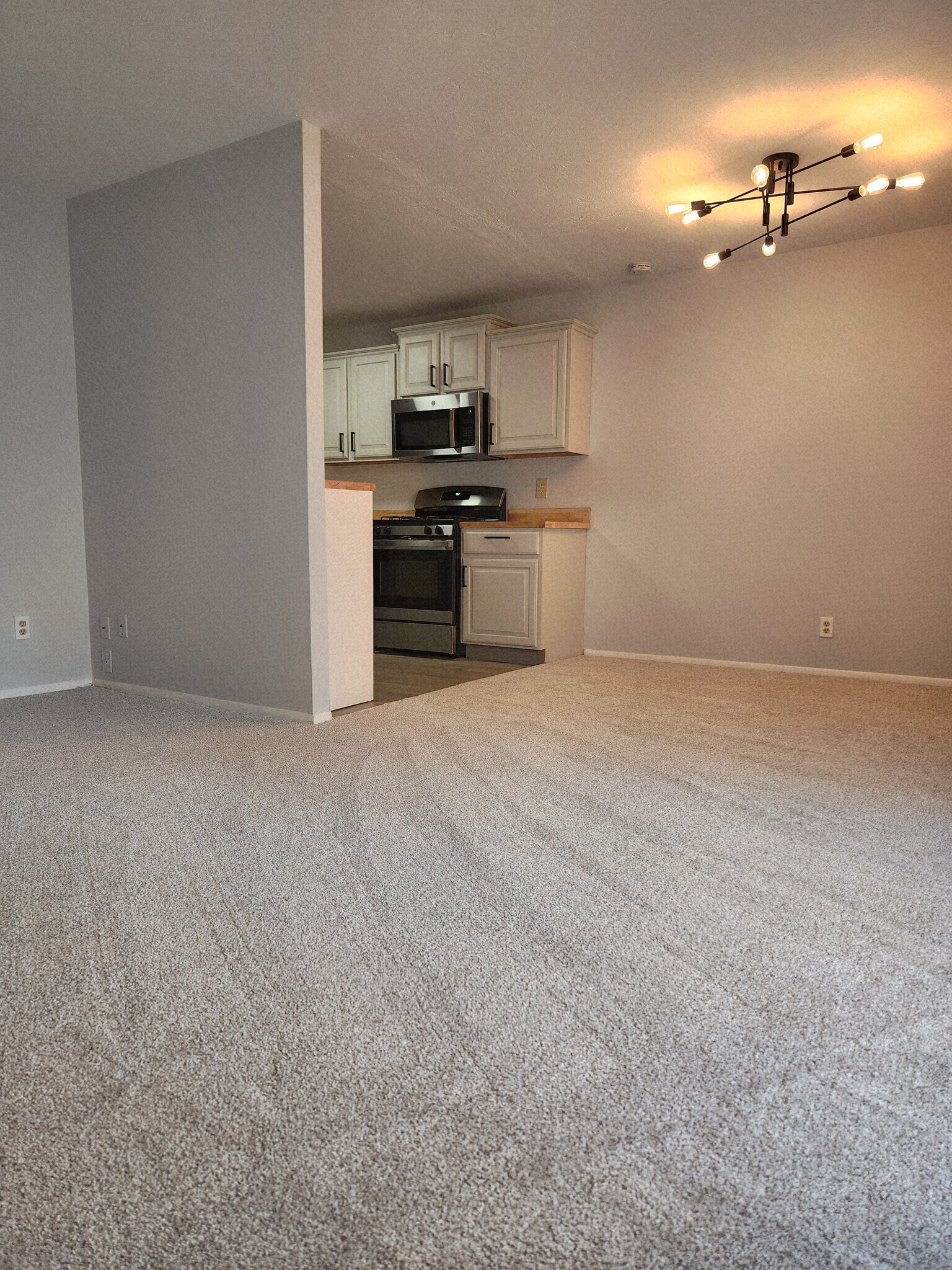 Building Photo - 3675 Clague Rd