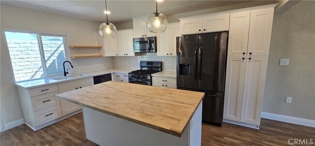 Building Photo - 751 Vía Los Santos