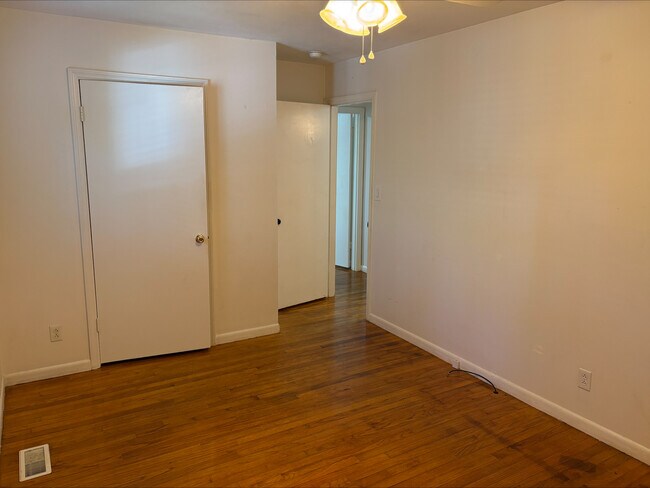 Building Photo - 520 N Hale St