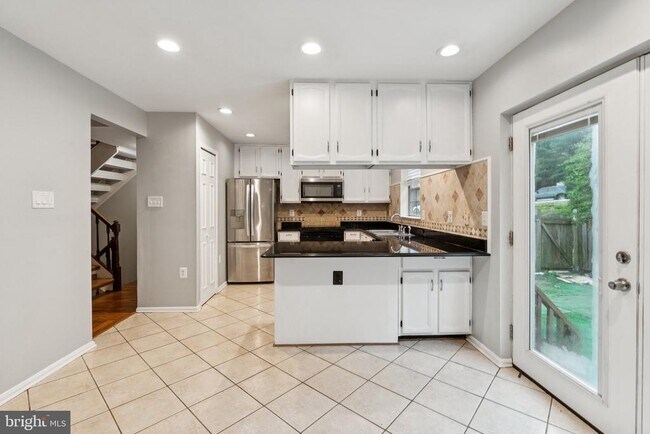 Building Photo - 5790 Burke Towne Ct